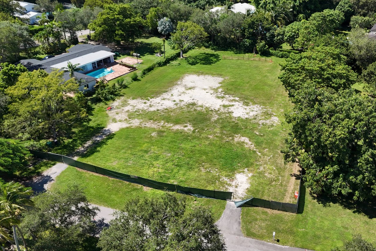 PRIME LAND IN PINECREST