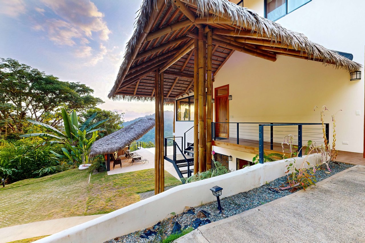 Villa Flor de La Vida, a Luxury 4 Bedroom Ocean View Home in Dominical!