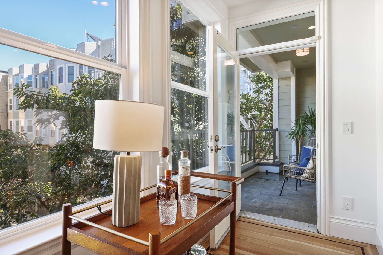 Bright 2 Bedroom Nob Hill Condominium