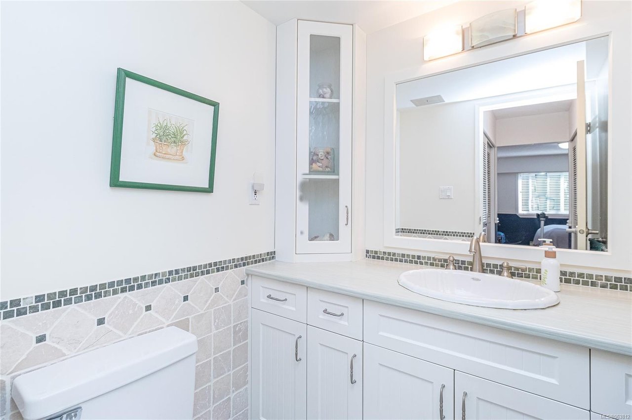304-1665 Oak Bay Ave