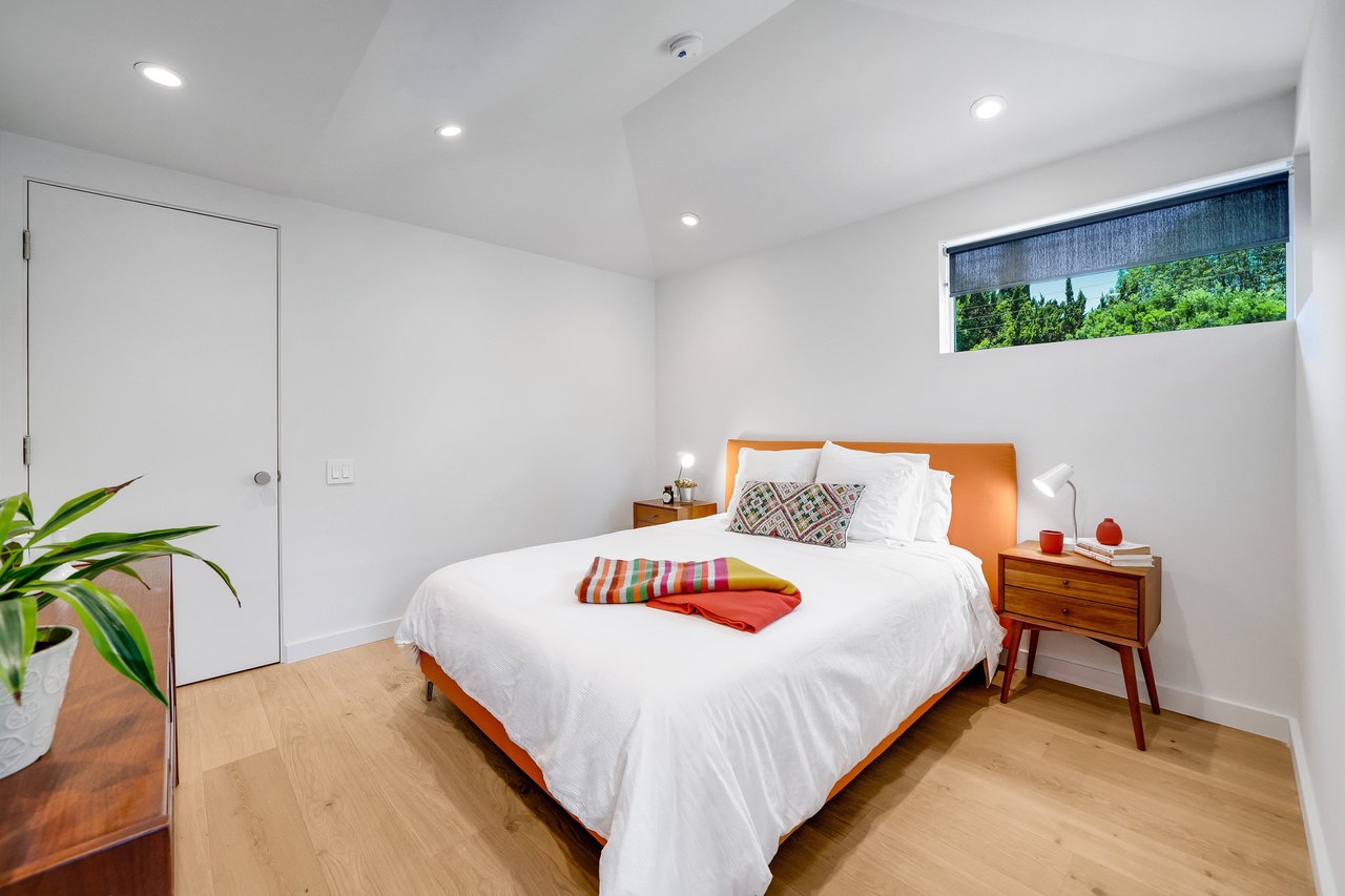 Studio City Modern 1 Bedroom + Office Loft