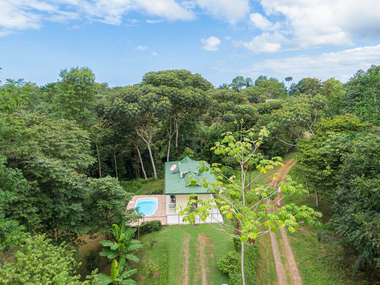  Affordable & Charming 1 bedroom Villa with Pool in gated community, immersed in the rainforest close to Quepos  