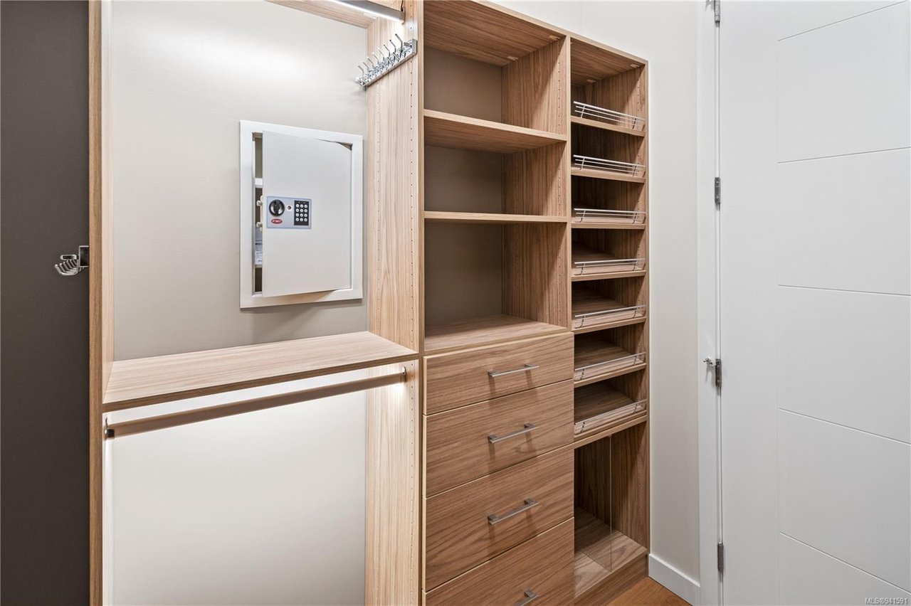 403-1018 Pentrelew Pl