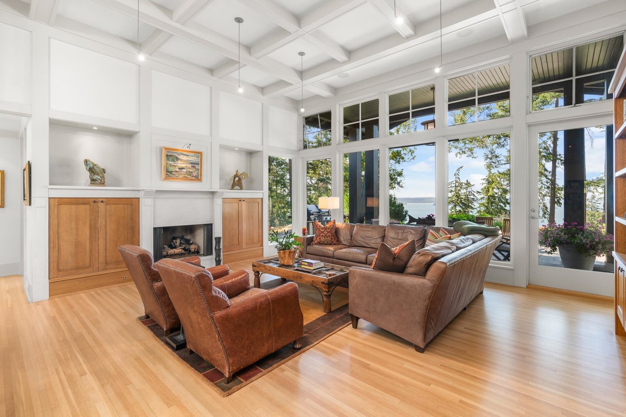 4528 Caulfeild Lane