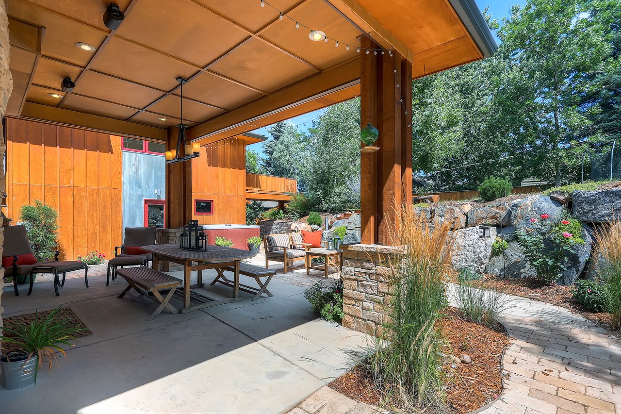 1052 Rosehill Dr