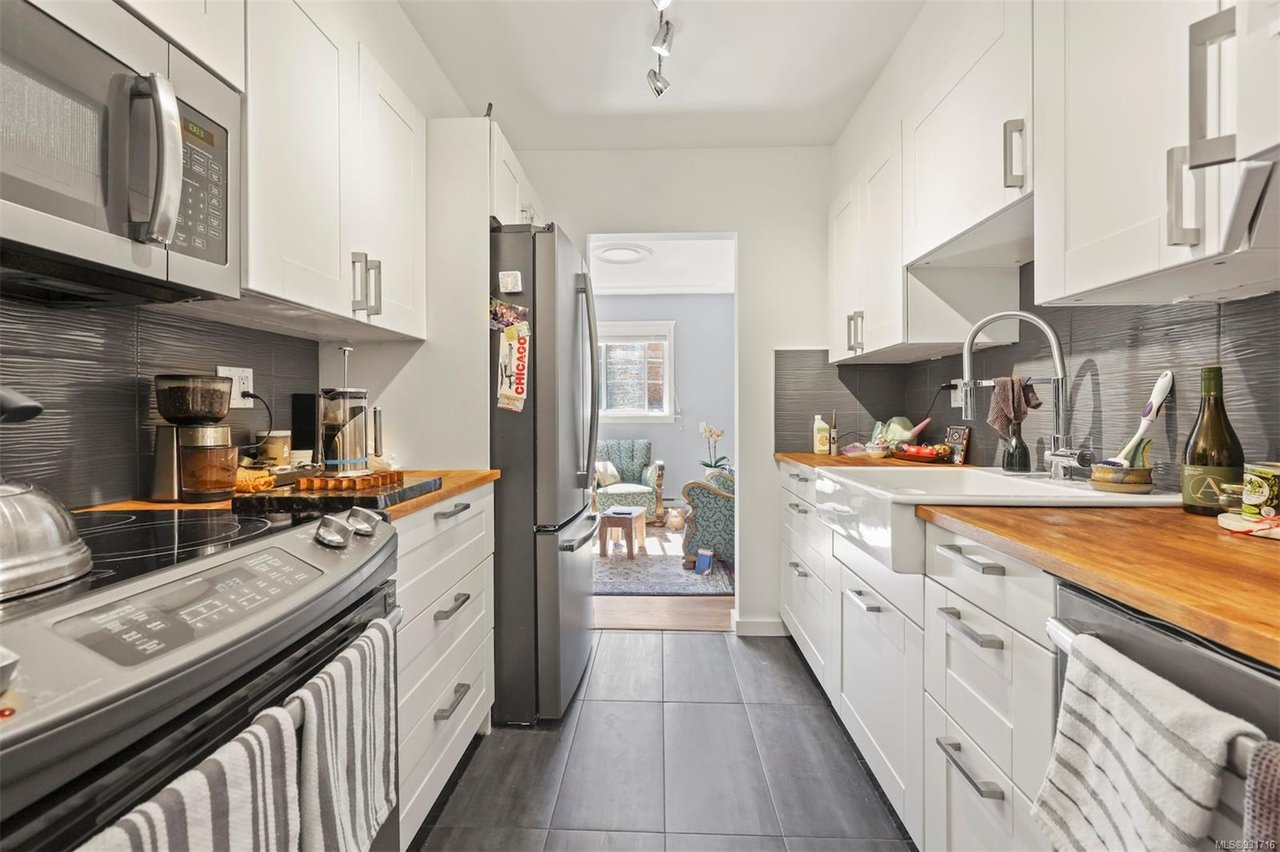 205-545 Rithet St