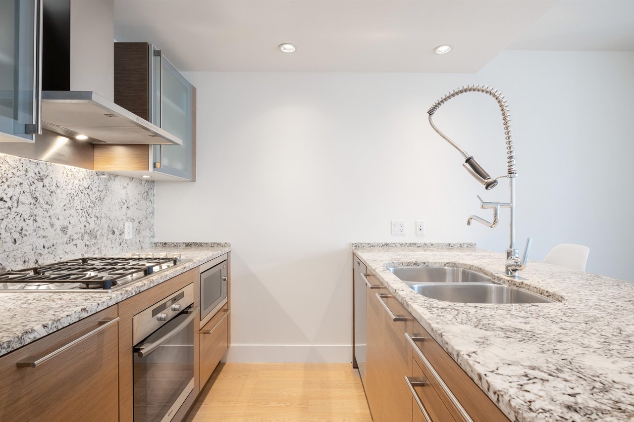 1607-1111 Alberni St