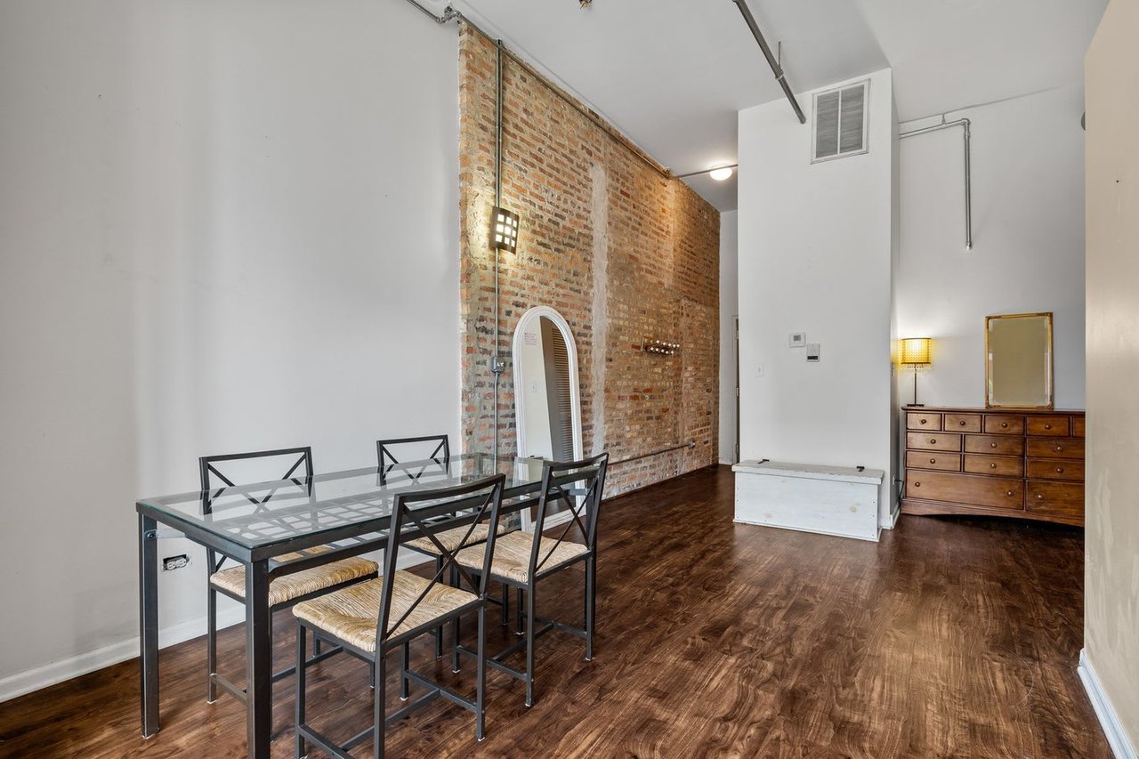 1907 N Milwaukee Ave, #203