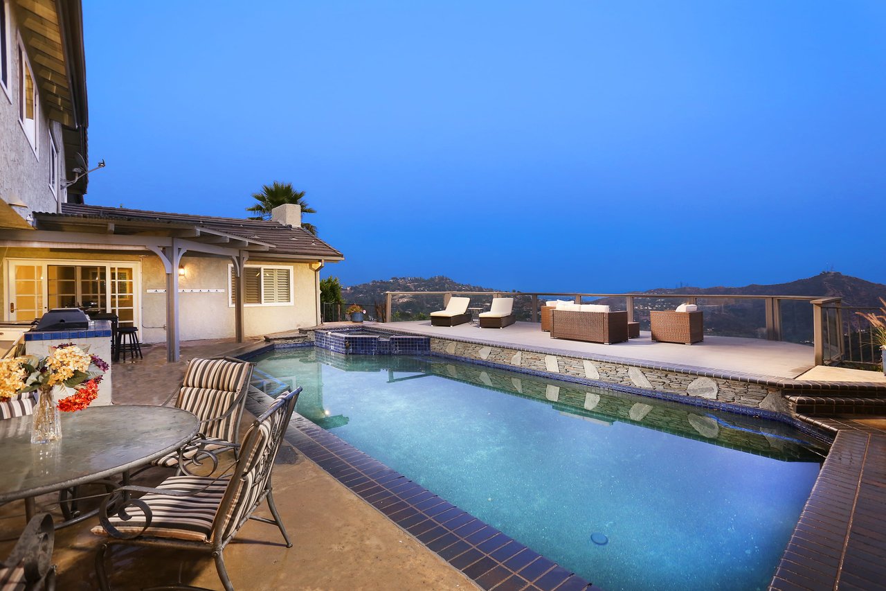 2515 Flintridge Dr