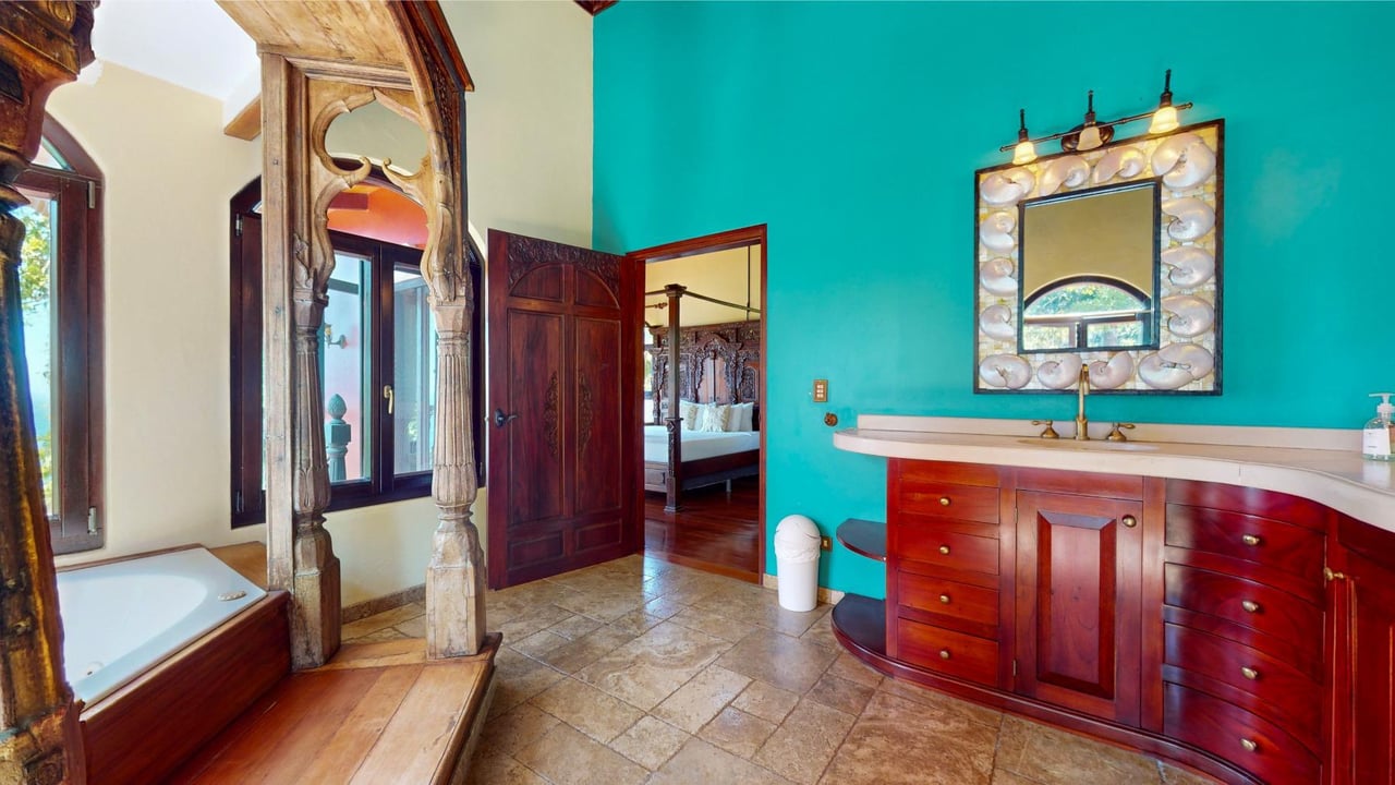 Colonial Oceanfront Estate, Dominical, Puntarenas