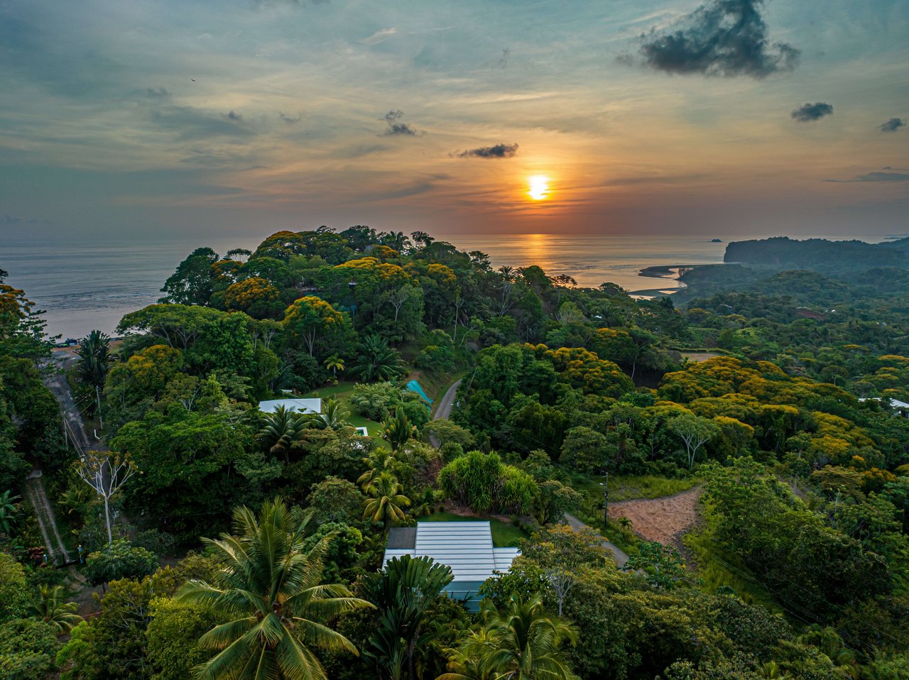 Casa Las Palmeras, Stunning Mountain and Ocean View Home