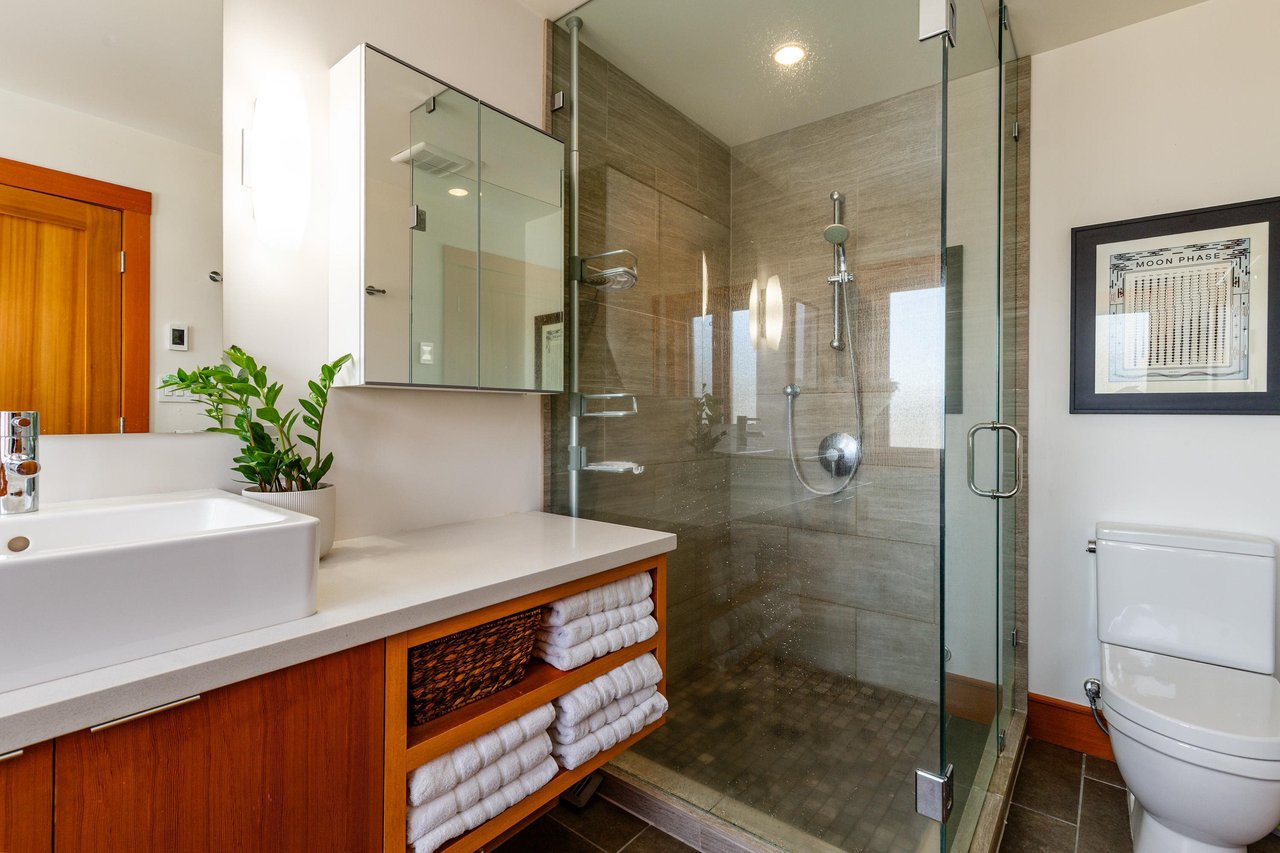 1054 Jay Cres