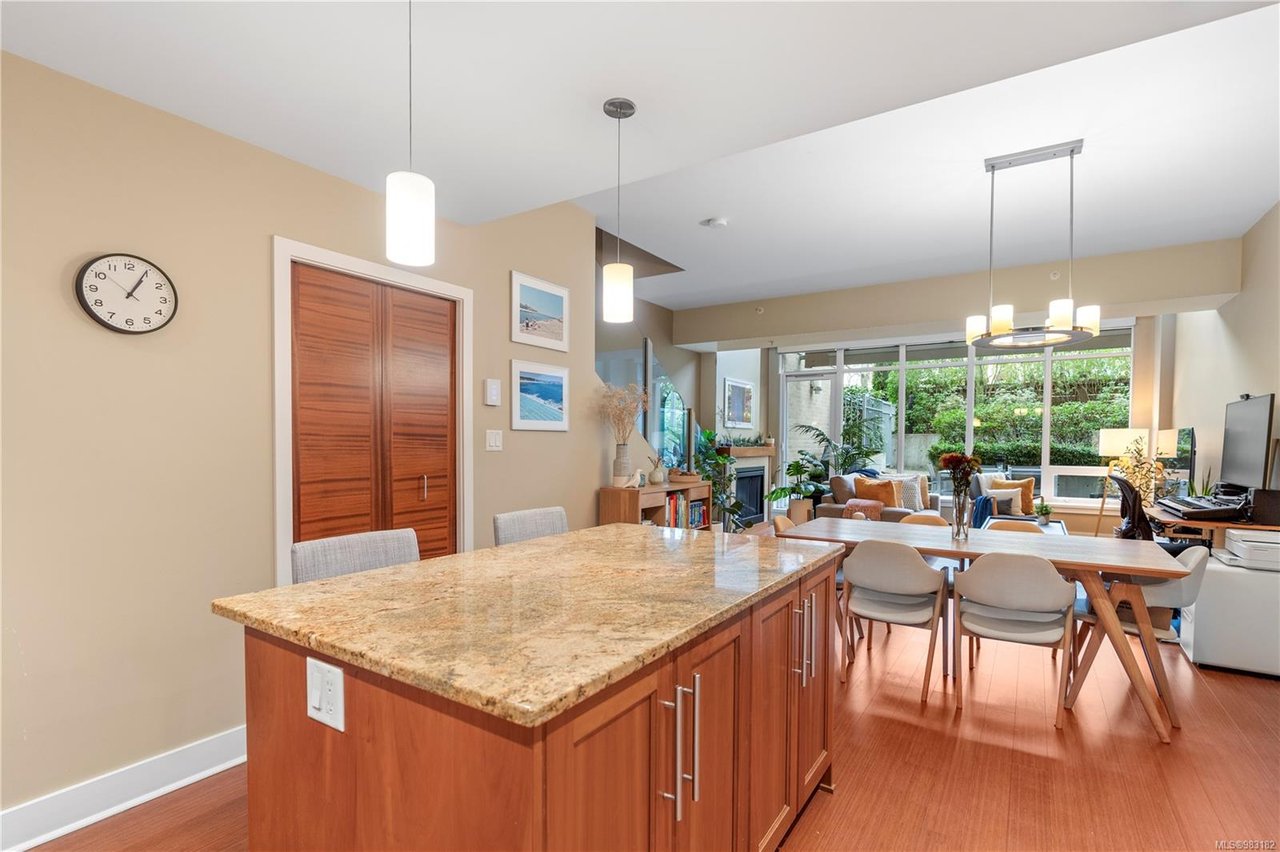 302-828 Rupert Terr, Victoria
