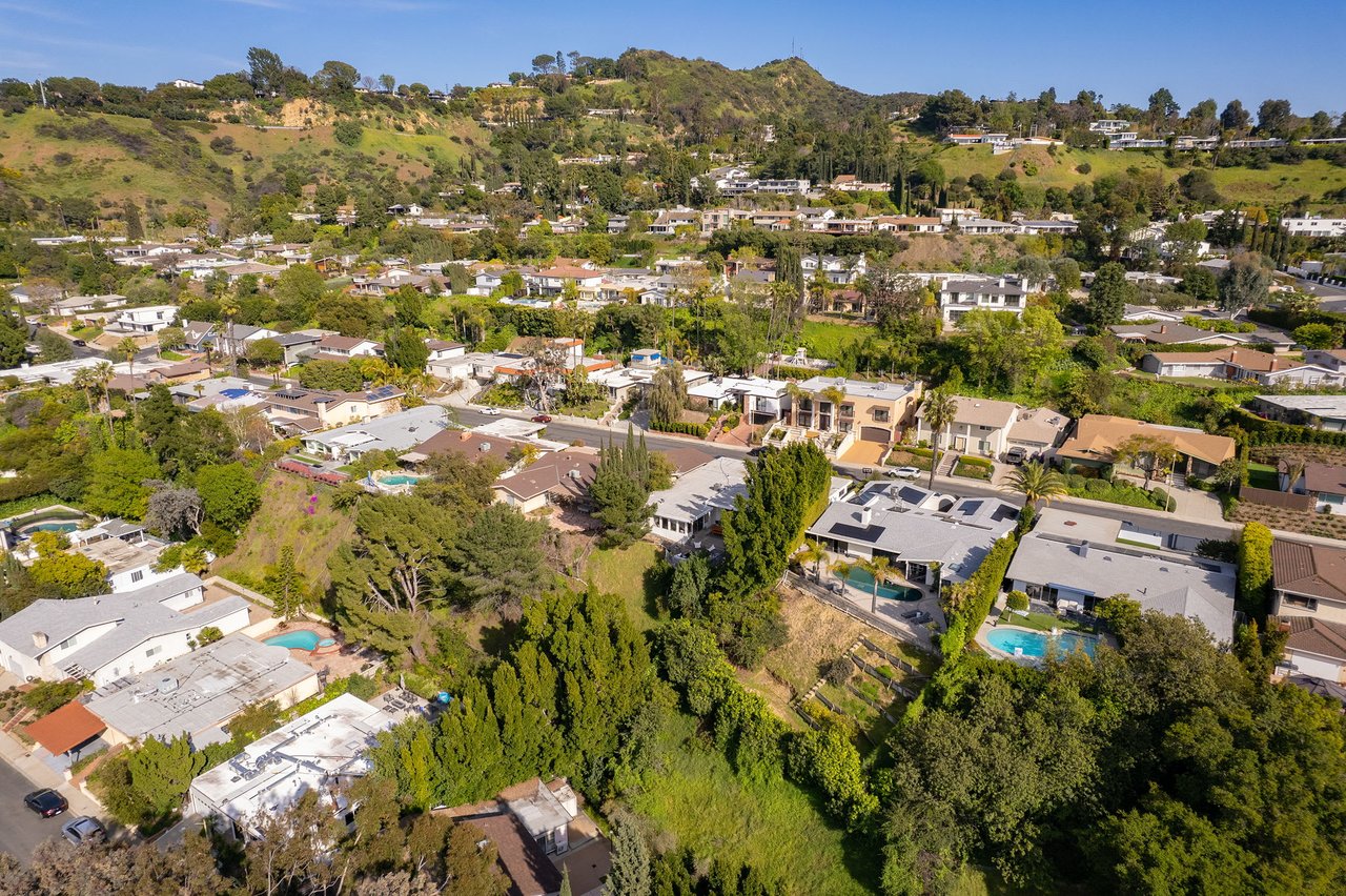 deLIGHTfull Mid Century in the Studio City "Donas"