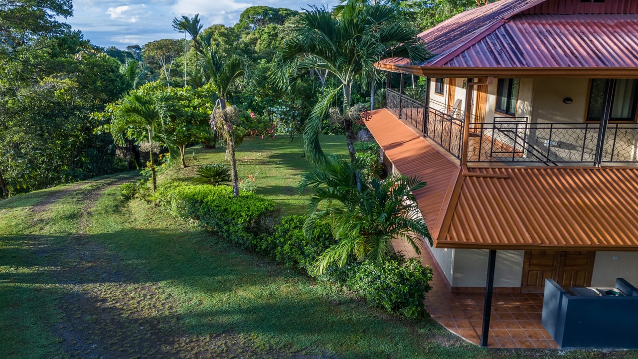 Mountain View Paradise with Privacy - 5 Minutes Away from the Beach and Amenities 