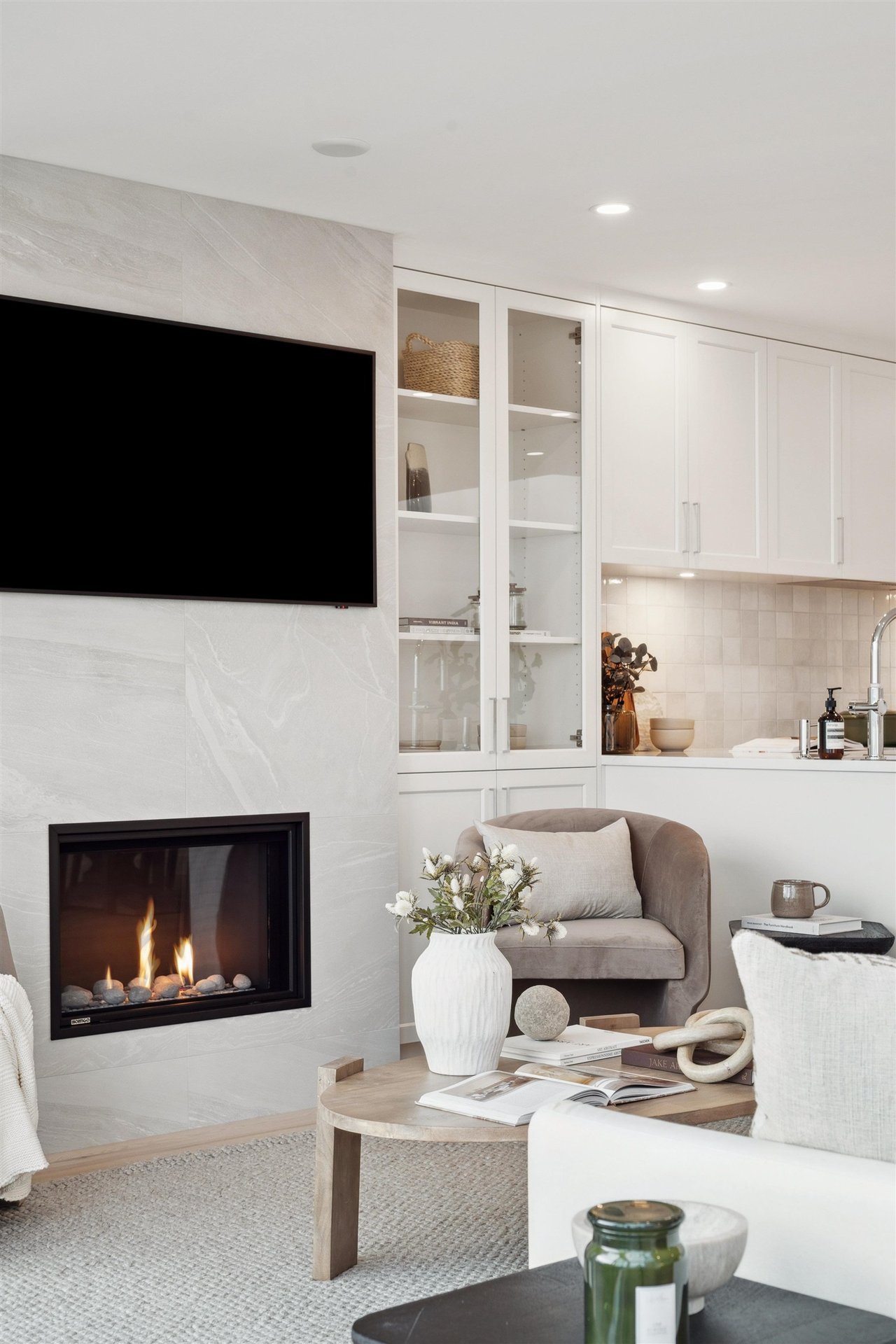207-2433 Bellevue Ave