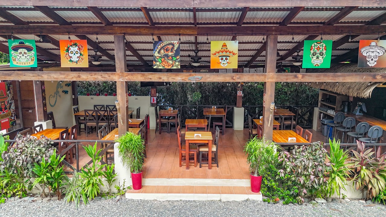 A highly-rated and high-occupancy resort with a hotel, cabins, on-site restaurant and a pool an easy 5-minute walk from PLAYA UVITA and Marino Ballena National Park!