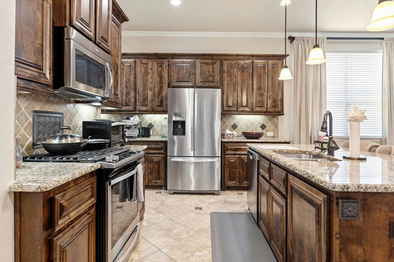 Beautifully Appointed Single-Story in Oak Creek: Modern Floors and Screened-In Patio Overlooking Green Space w/ NO Backyard Neighbor!