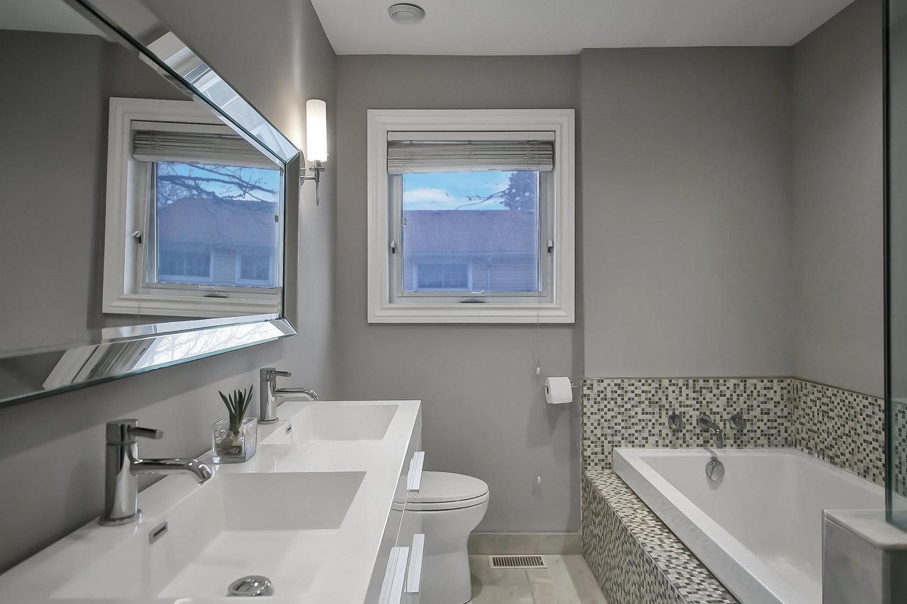 1274 Lorne Park Rd