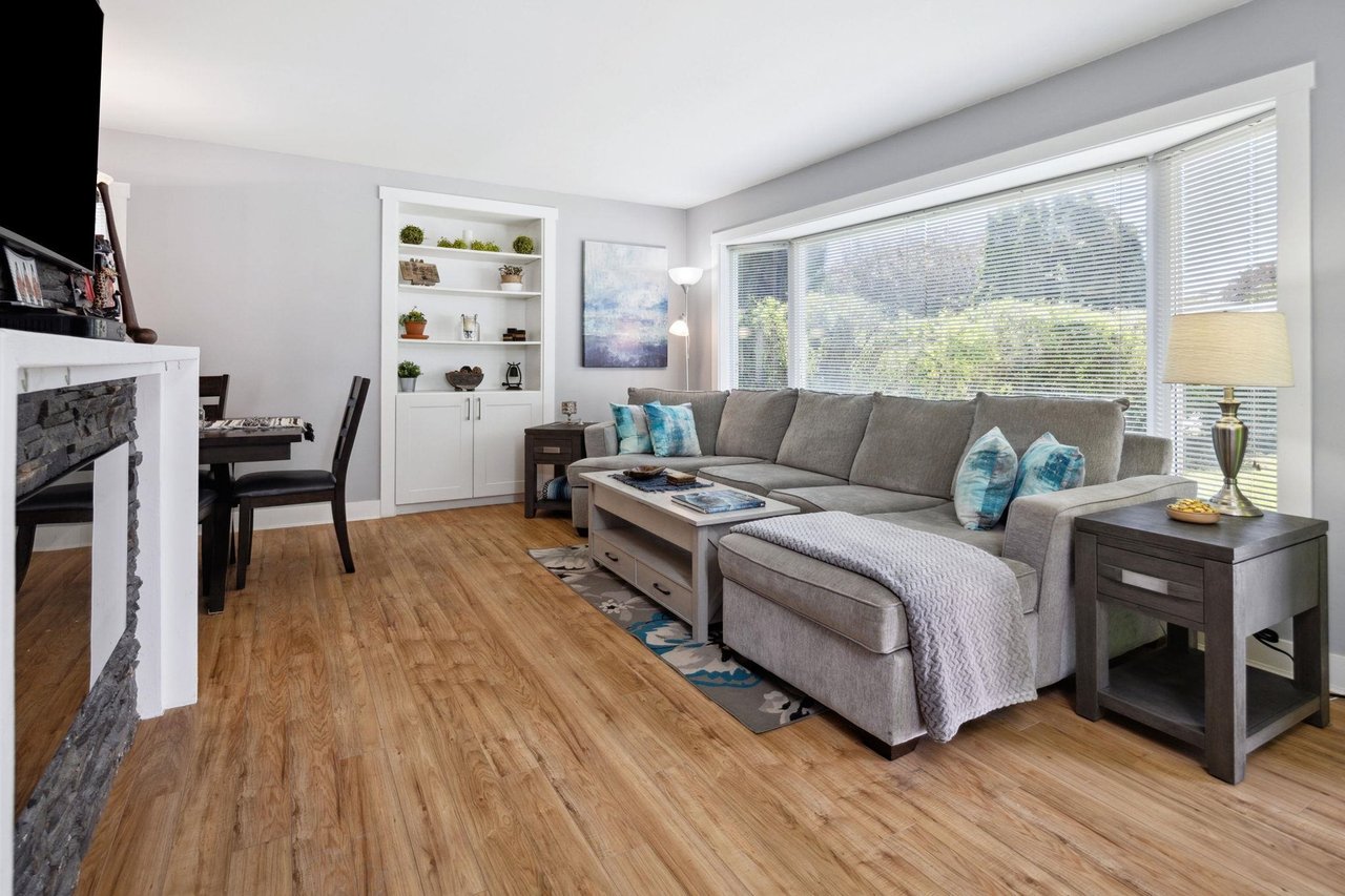 1384 Fernwood Cres