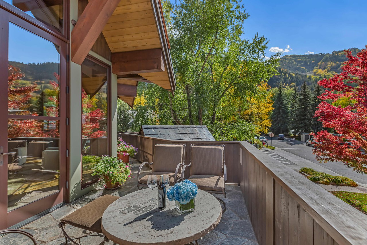 Magnificent and Timeless Mountain Home in Aspen 