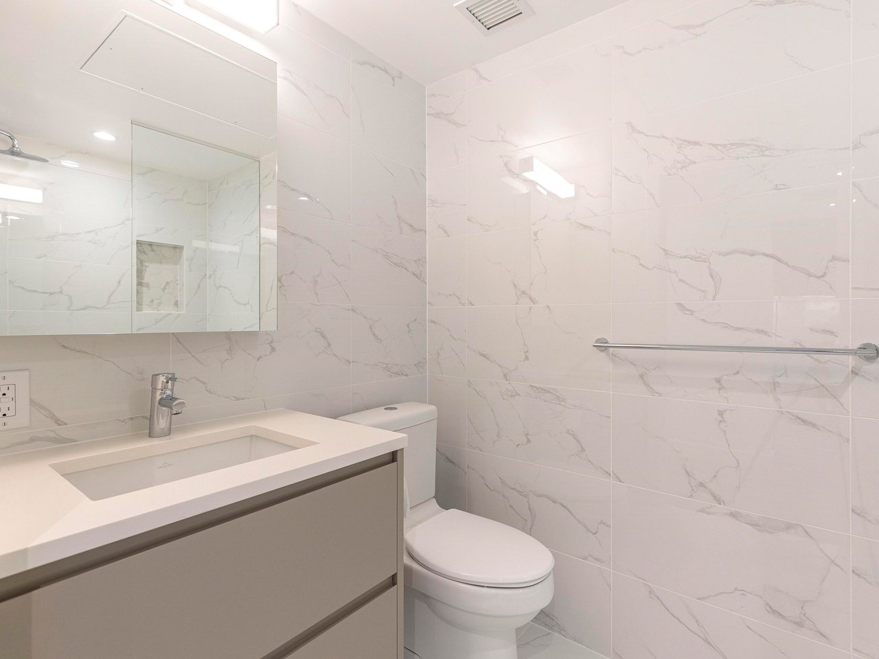 1106-8188 Fraser St