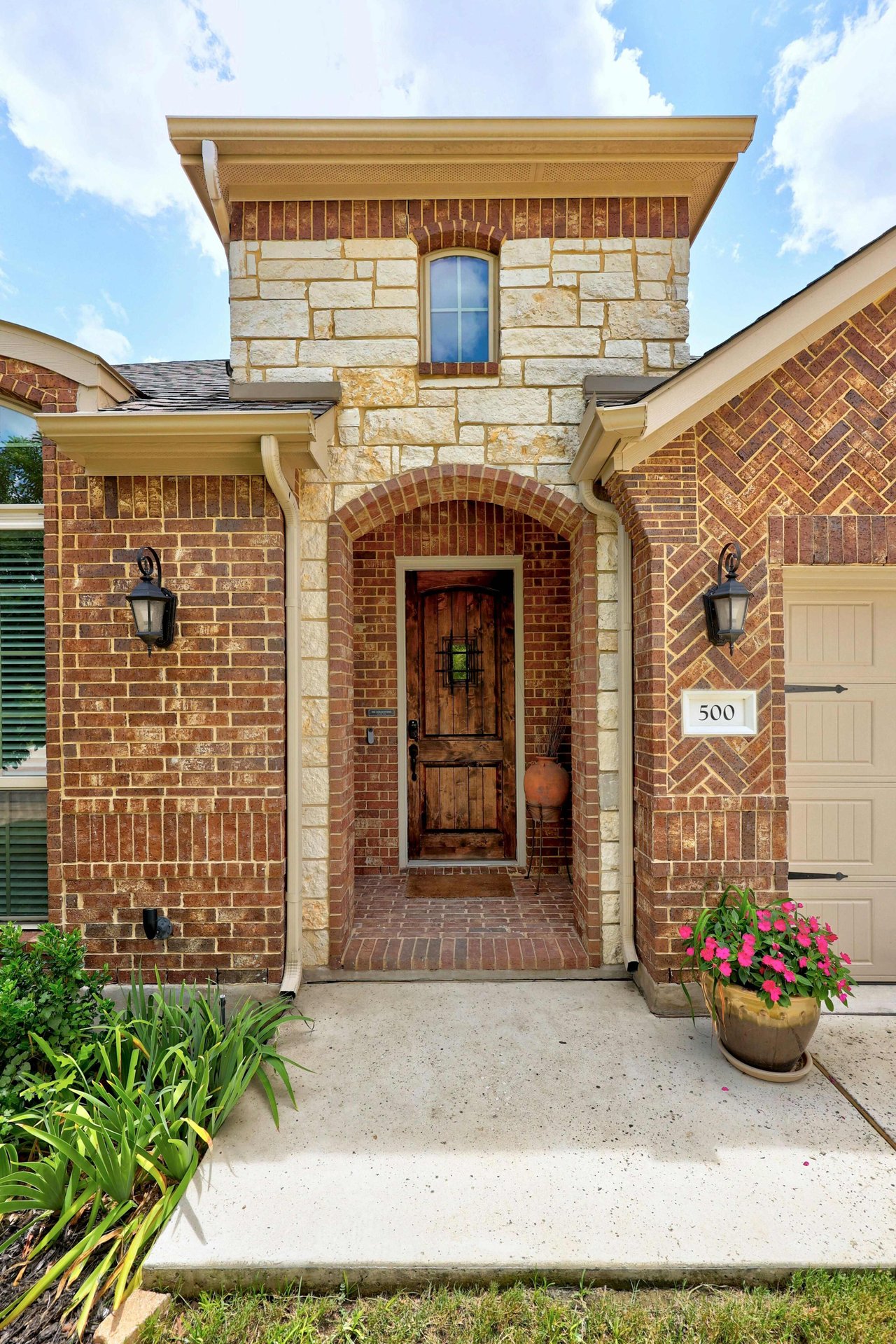Beautifully Appointed Single-Story in Oak Creek: Modern Floors and Screened-In Patio Overlooking Green Space w/ NO Backyard Neighbor!