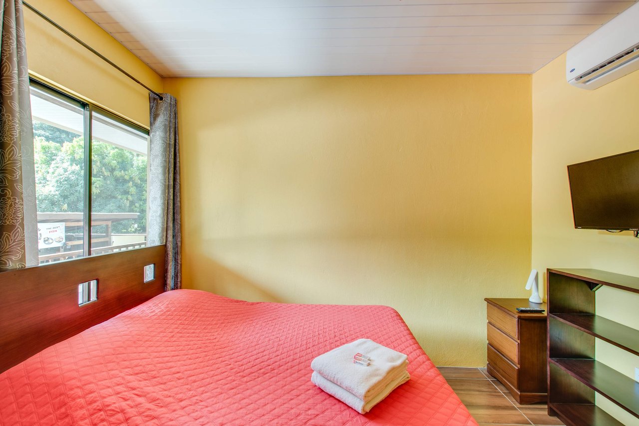 A highly-rated and high-occupancy resort with a hotel, cabins, on-site restaurant and a pool an easy 5-minute walk from PLAYA UVITA and Marino Ballena National Park!
