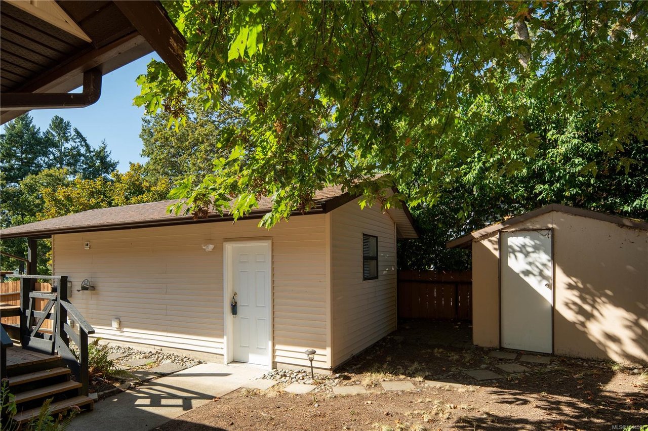 4101 Scoones Pl, Saanich