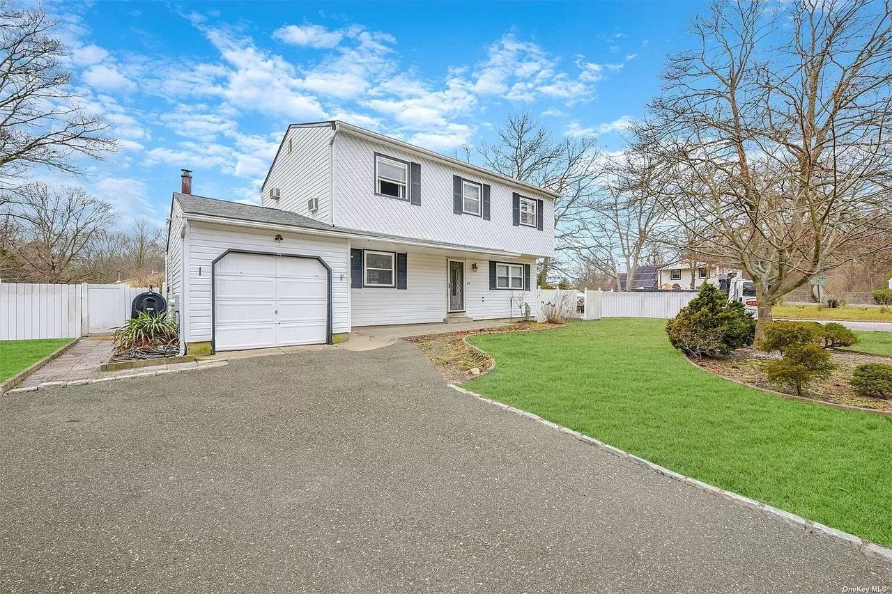 24 Winged Foot Drive, Medford, NY 11763