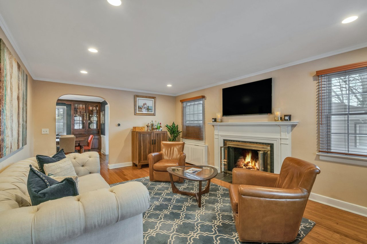 8 Hollywood Place
