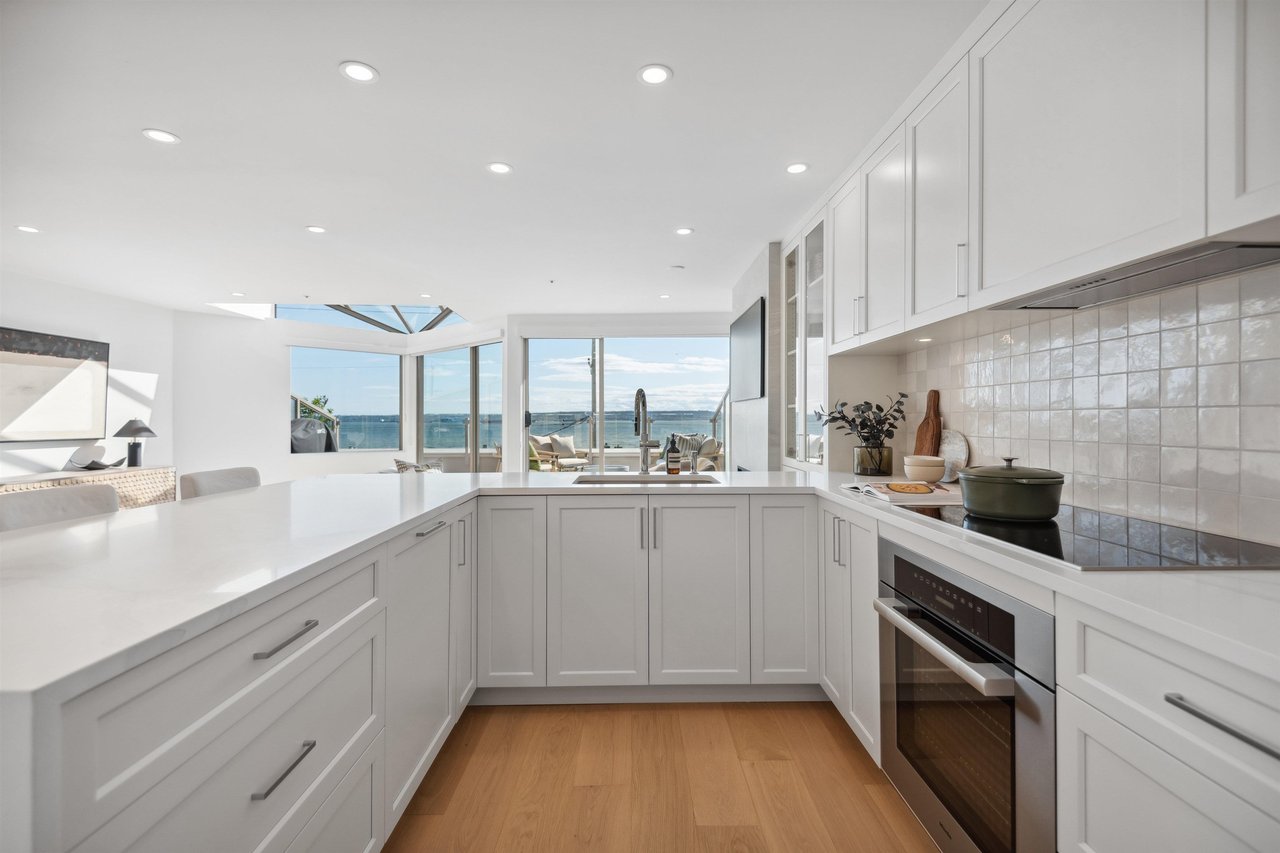 207-2433 Bellevue Ave