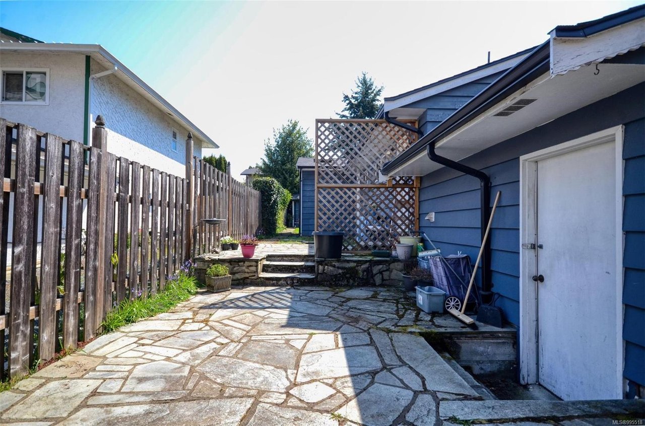 490 Goldstream Ave