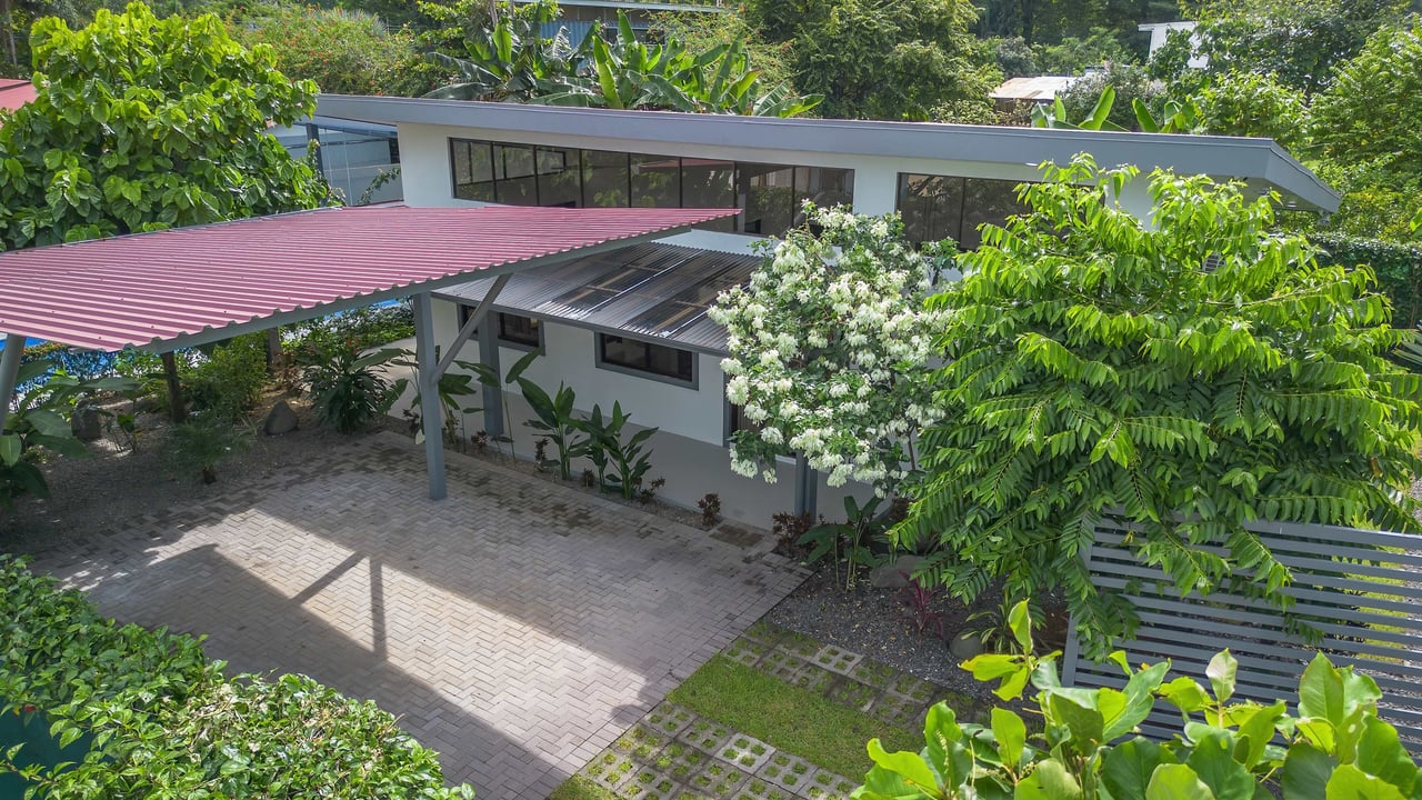 Modern 3 bed, 2 bath Villa Just minutes to the Beach!