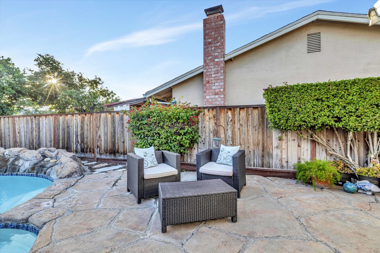 33827 Whitehead Ln