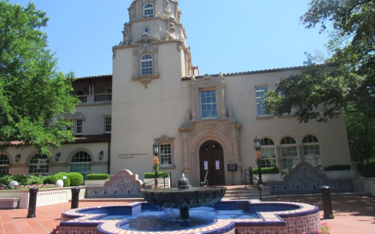 The grand two-story, brick building of Highland Park City Hall.