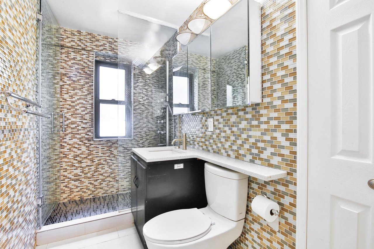 208 East Broadway, Apt J-106