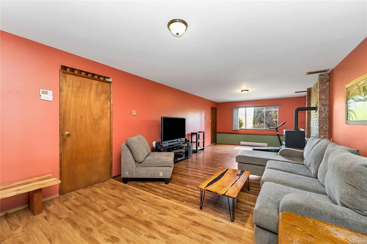 7678 Grieve Cres