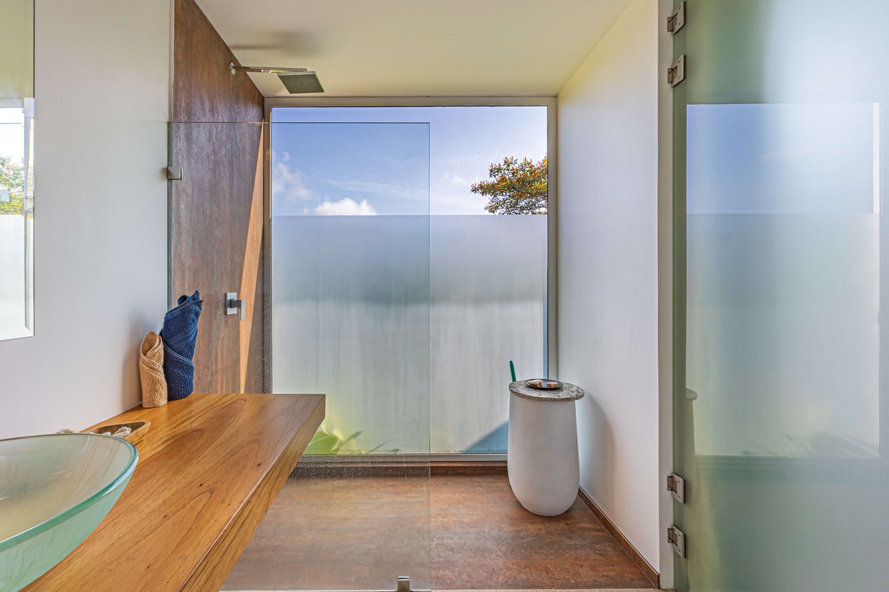 Casa Las Palmeras, Stunning Mountain and Ocean View Home