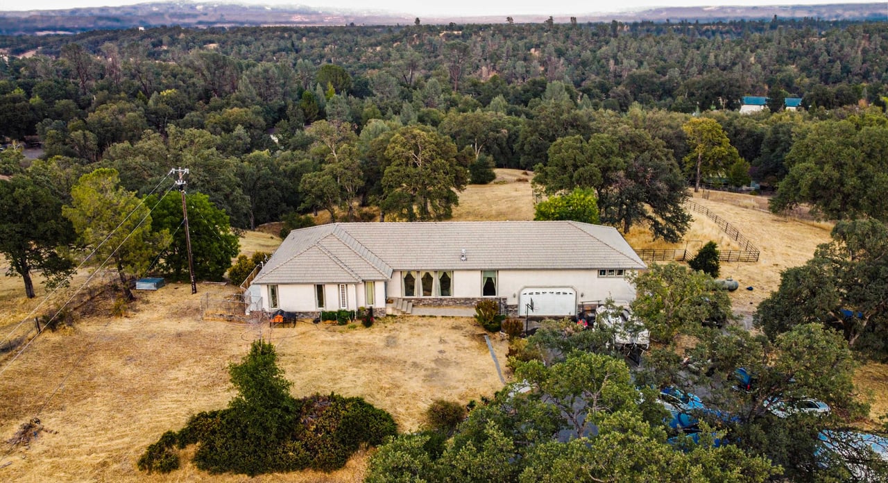 22075 Honeywood Ln
