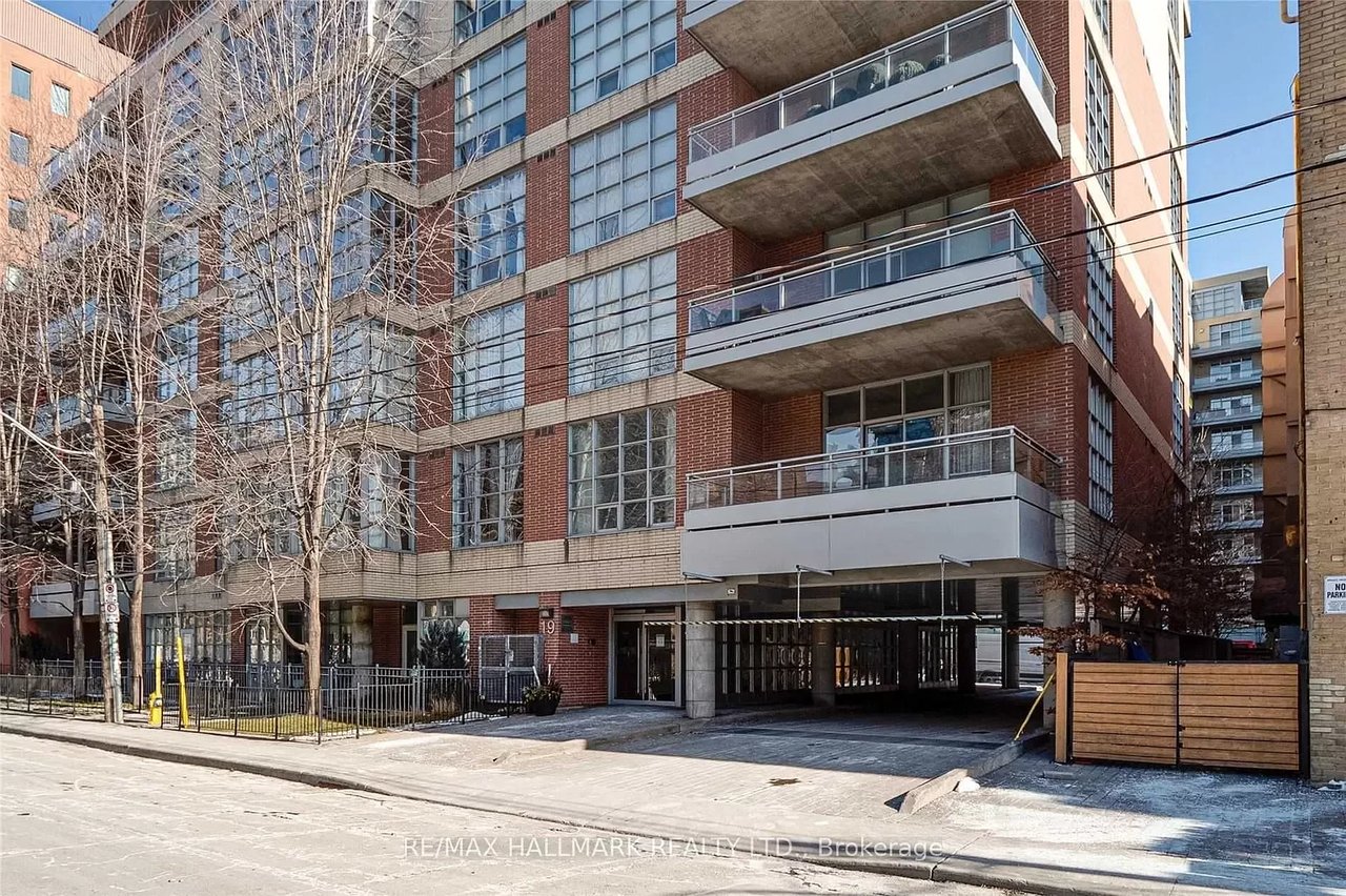 302 - 19 Brant St