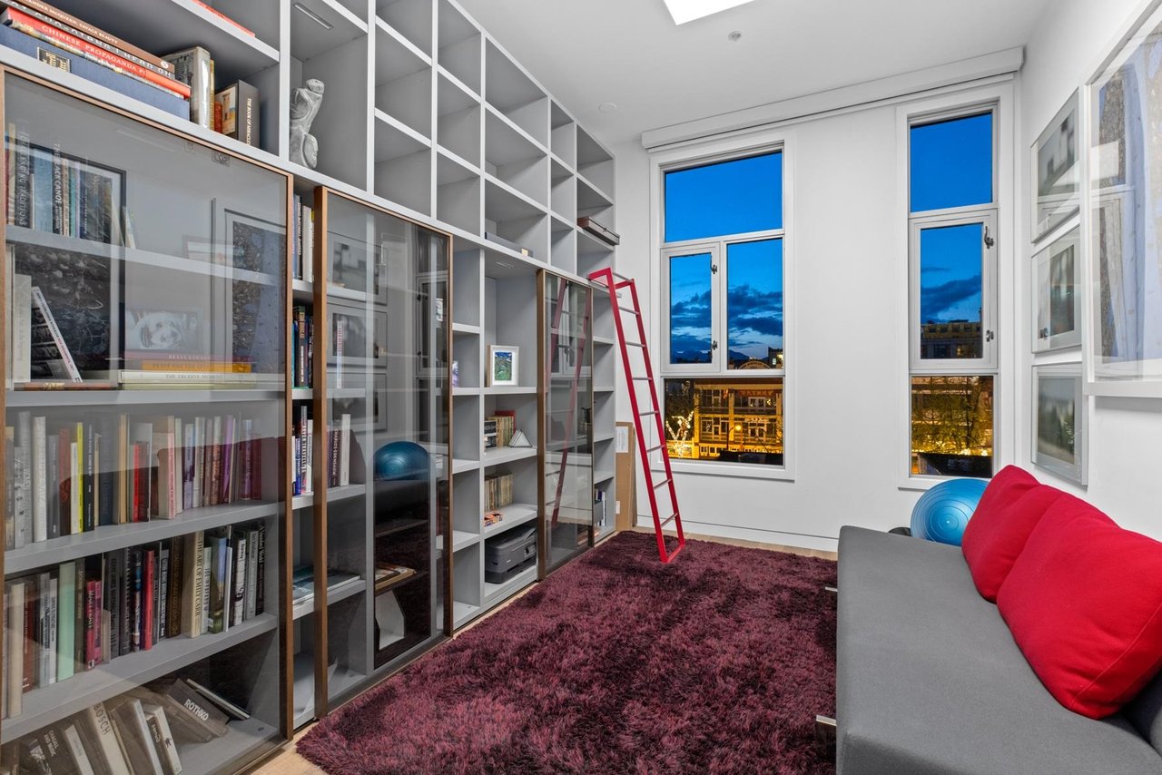 50-133 Keefer St