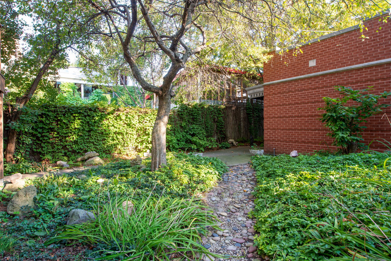 Charming Prairie-Style Logan Square Home: 2657 W. Logan Blvd