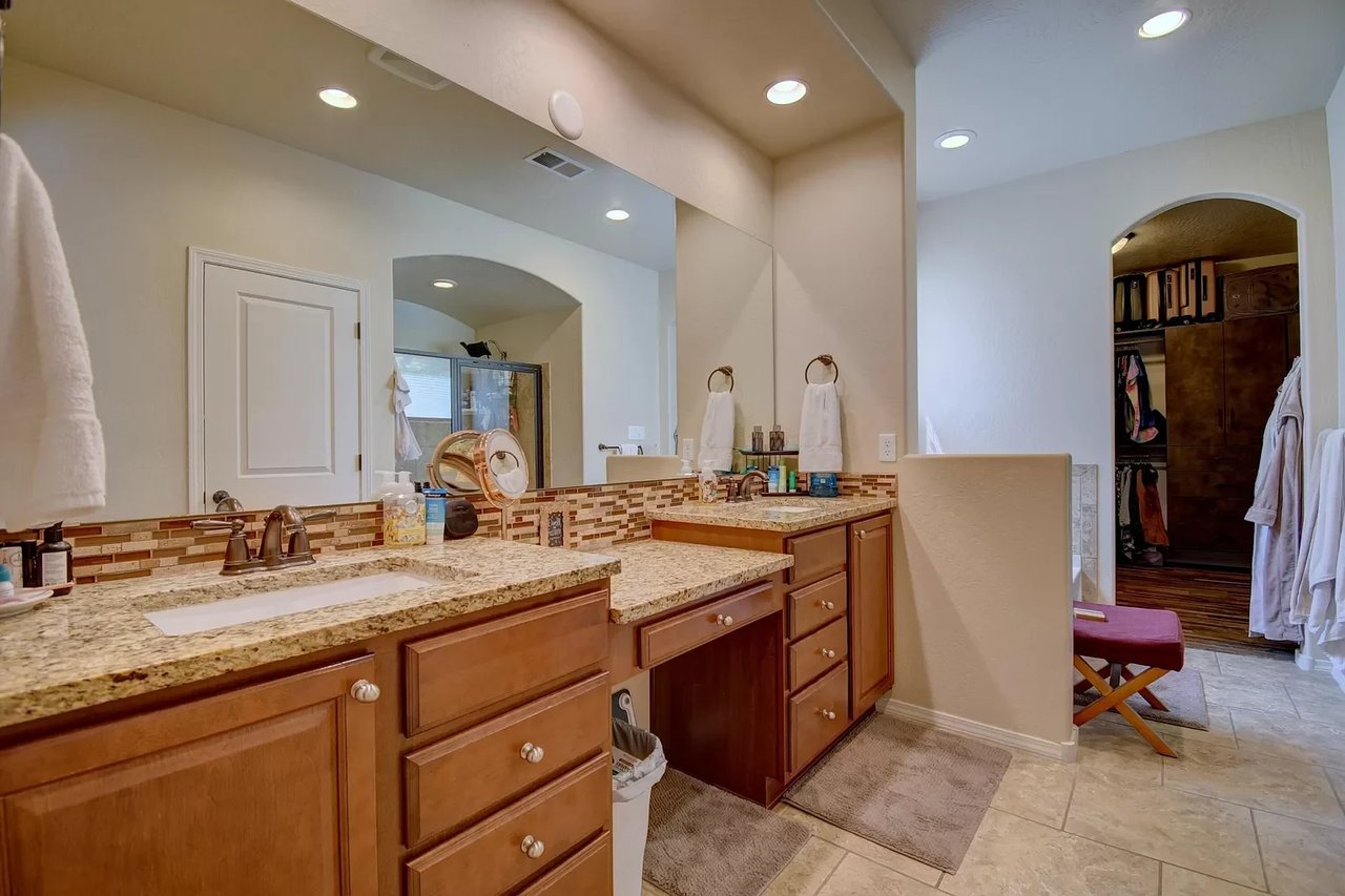1725 Vista De Colinas Dr., SE