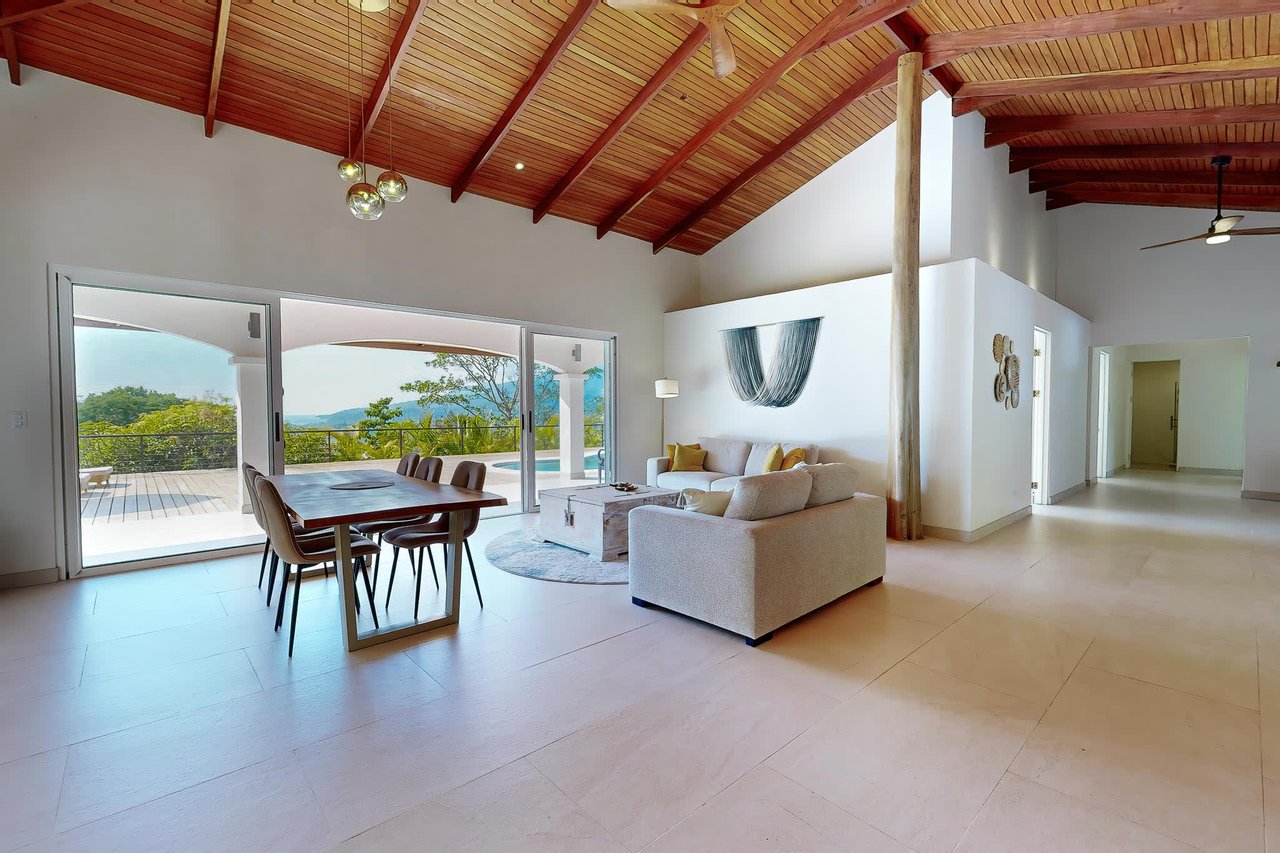 Luxurious Ocean-view Villa:  Your Paradise in Uvita