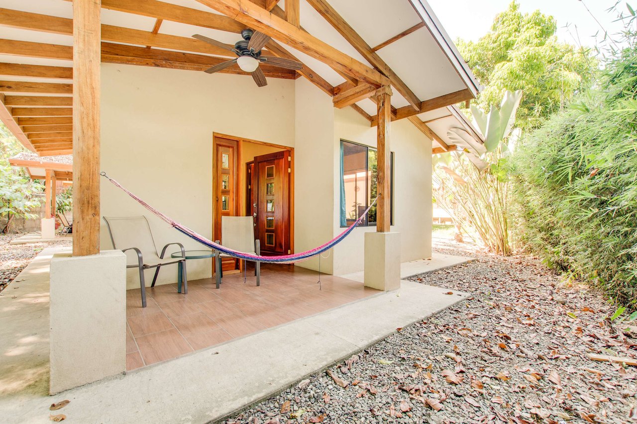 A highly-rated and high-occupancy resort with a hotel, cabins, on-site restaurant and a pool an easy 5-minute walk from PLAYA UVITA and Marino Ballena National Park!