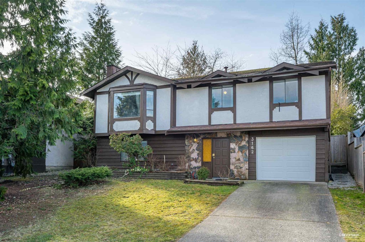 3162 Bute Cres