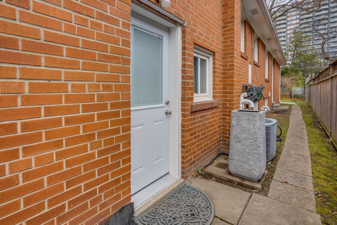 25 Karen Rd Unit: Lower
