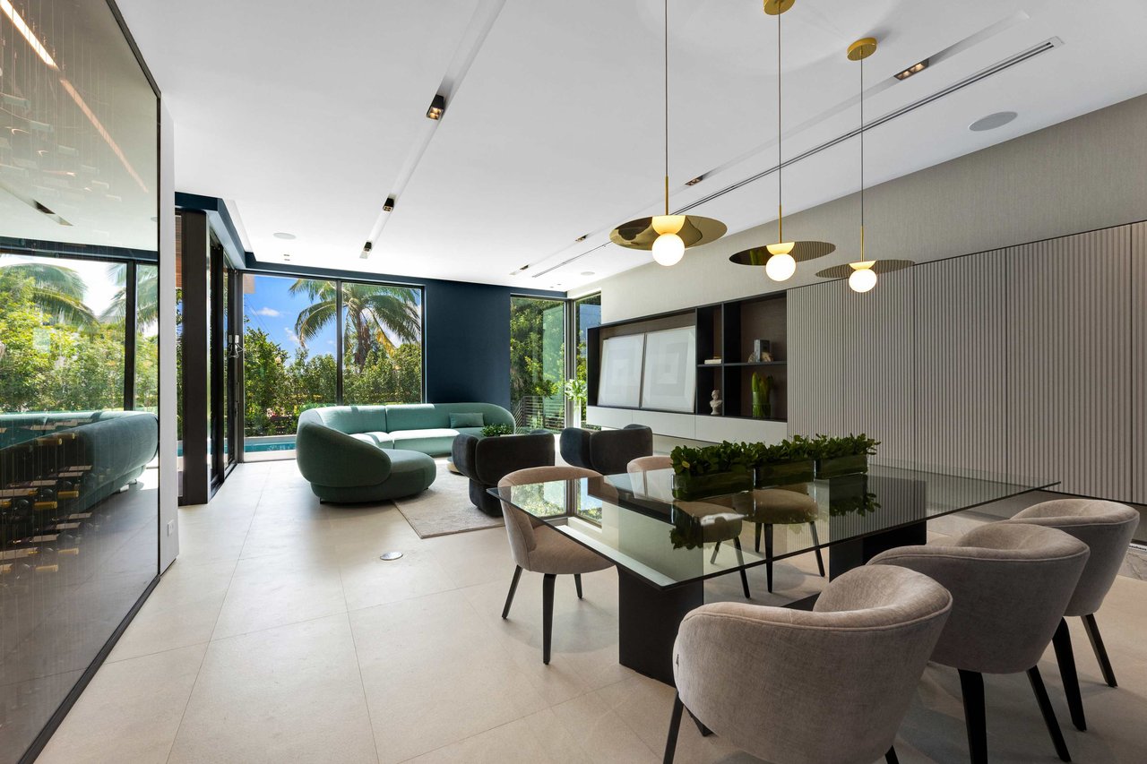 1098 N Venetian Dr