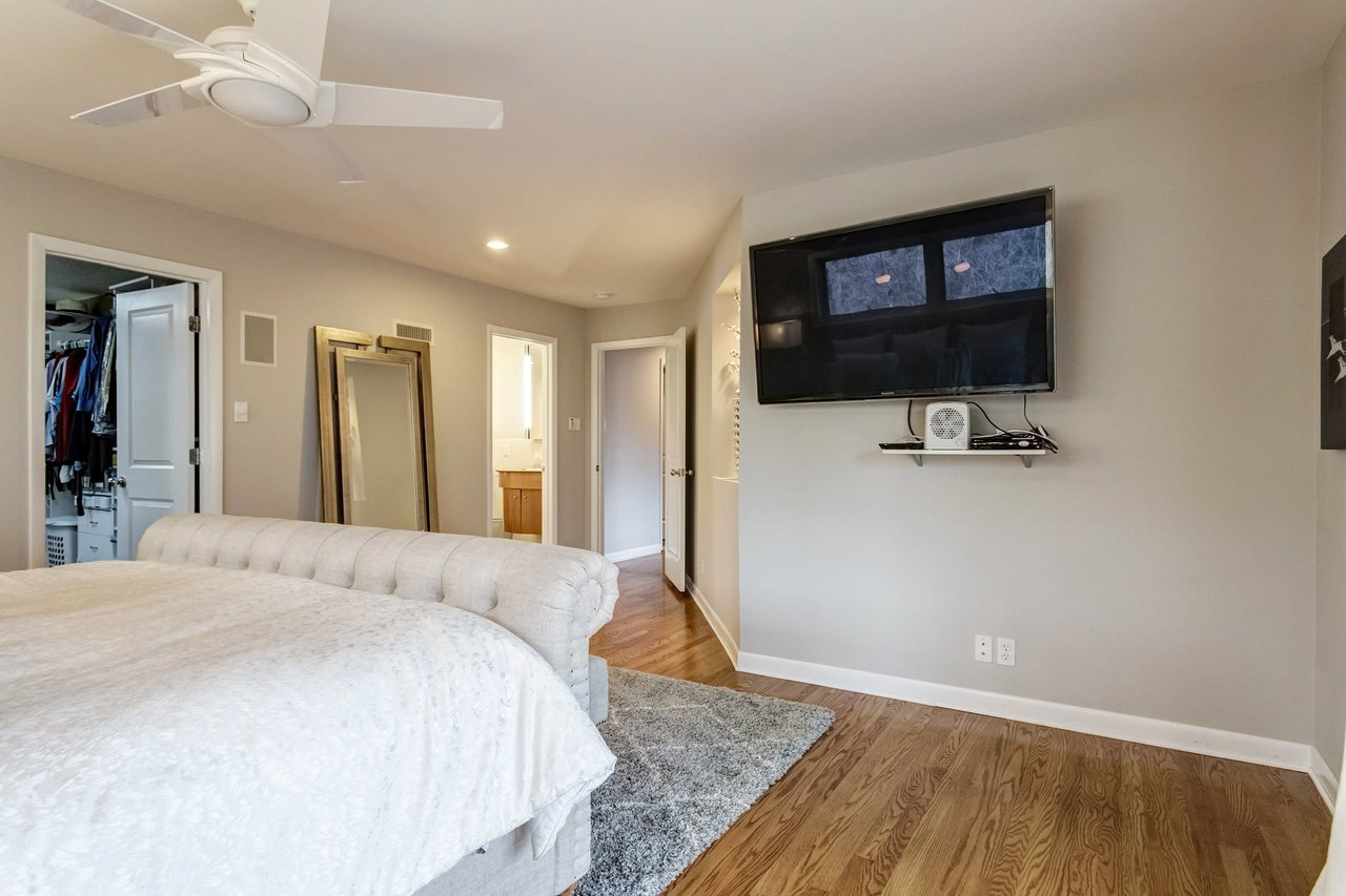 Sophisticated & Stylish in Charming Ladue